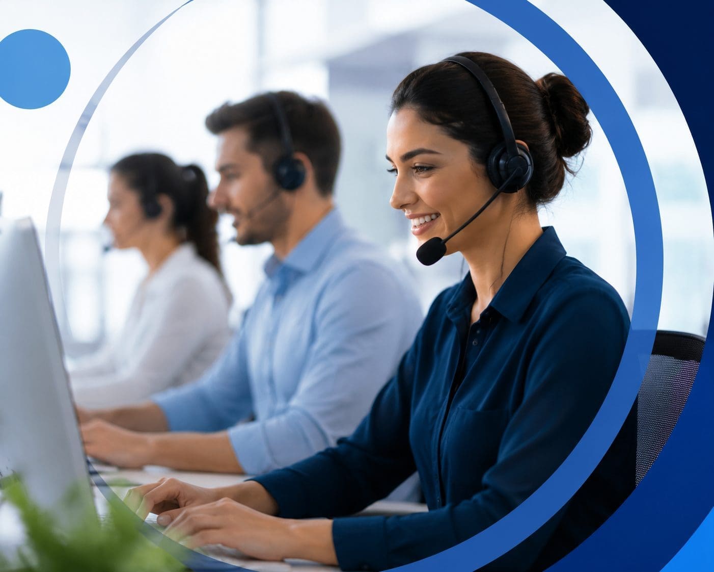 teleoperadora dando una formación continuada en atención a la clientela de forma virtual